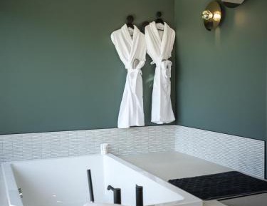 King Room with Spa Bath