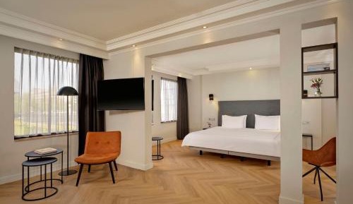 Business Suite (3 Adults)