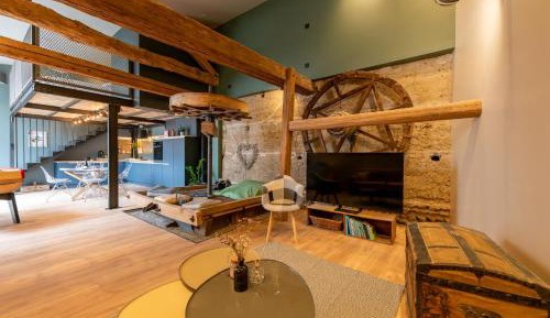 Deluxe One-Bedroom Apartment