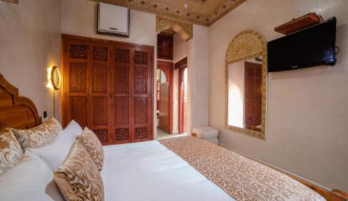 Deluxe Room (2 Adults + 1 Child)