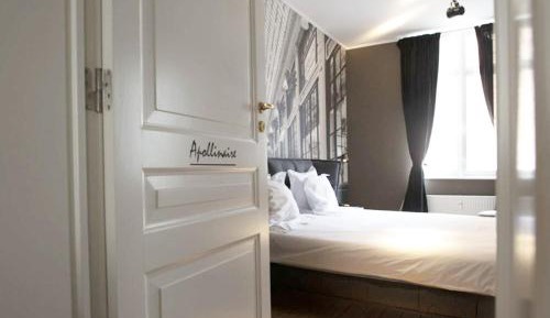 Deluxe One-Bedroom Apartment