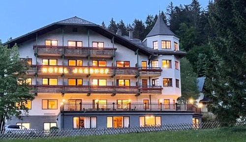 Eleven-Bedroom Holiday home