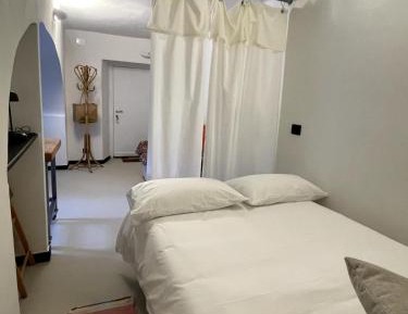 Studio Apartment with One Double Bed