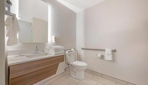 King Suite Upgrade - Accessible/Non-Smoking