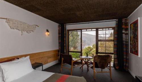 Standard Queen Room with Mountain View