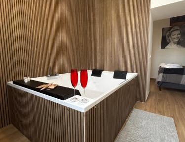 Queen Suite with Spa Bath