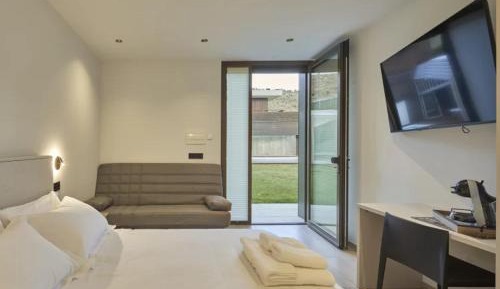 Deluxe Double or Twin Room with Pool Access