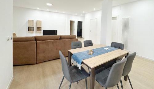 Three-Bedroom Apartment with Balcony