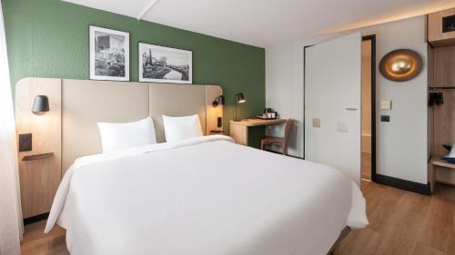 Standard Room - 1 Queen Bed