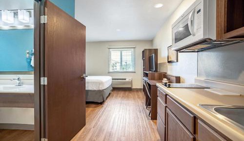 Queen Room  with Roll-In Shower - Disability Access/Non-Smoking