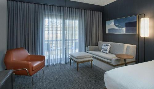 Larger Guest room, 2 Queen, Sofa bed  