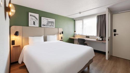 Standard Room - 1 Queen Bed