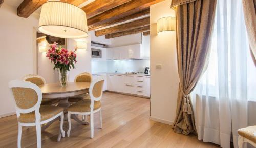 Deluxe One-Bedroom Apartment