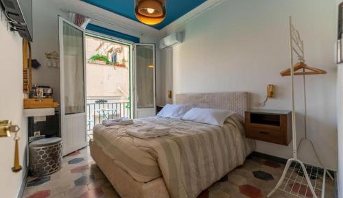 Deluxe Room (2 Adults + 1 Child)
