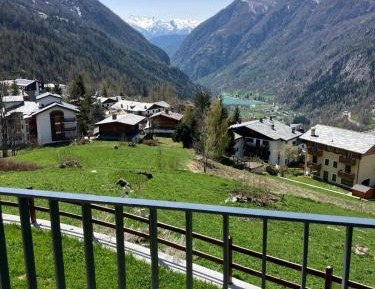 Apartment with Mountain View