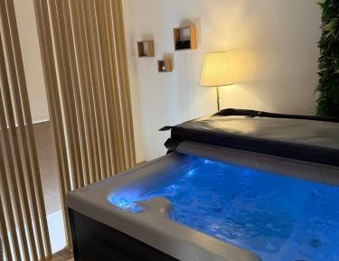 Suite with Hot Tub