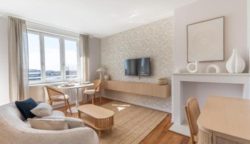 Deluxe One-Bedroom Apartment with Ocean View