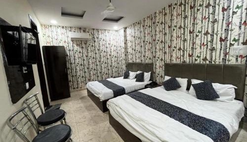 Deluxe Room (2 Adults + 1 Child)