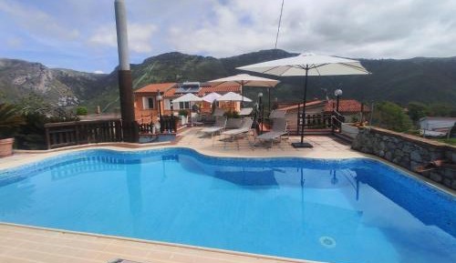 Double or Twin Room with Mountain View