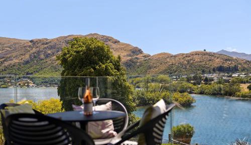 Apartment with Lake View
