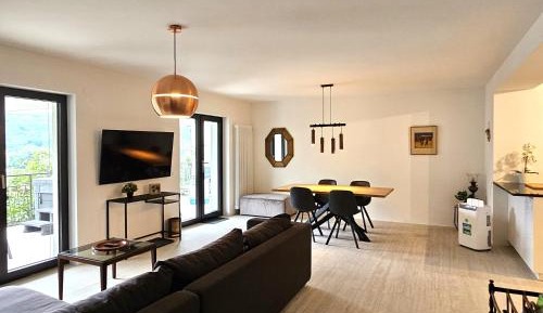 One-Bedroom Apartment with Lake View