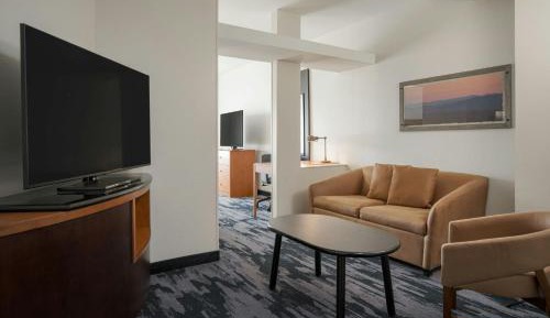 Queen Suite with Sofa Bed and Adapted Tub - Mobility and Hearing Accessible