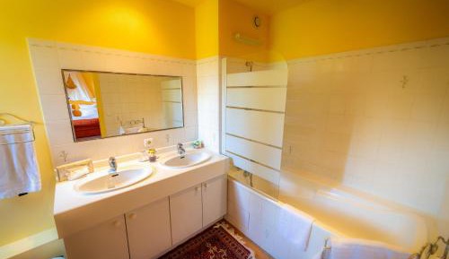 Deluxe Double Room (2 Adults + 1 Child)
