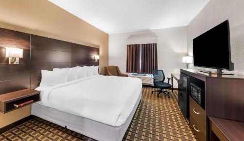 Family Room with One King Bed and Two Double Beds - Non-Smoking