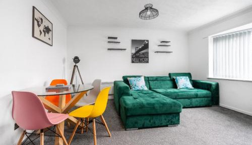 Deluxe Two-Bedroom Apartment with Garden View