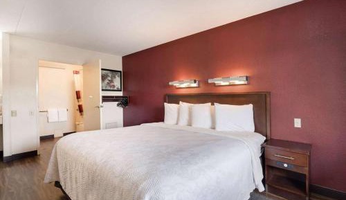 King Room with Mobility Access and Bathtub with Grab Bars, Non-Smoking