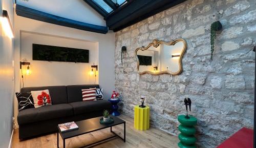 Deluxe One-Bedroom Apartment