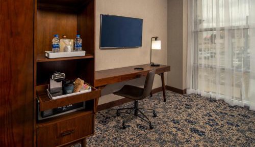 Traditional Standard King Room - Mobility/Hearing Accessible with Roll-In Shower