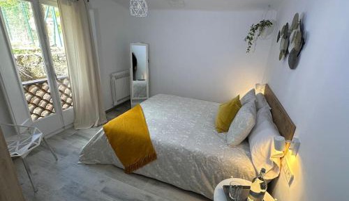 Queen Room with Shared Bathroom