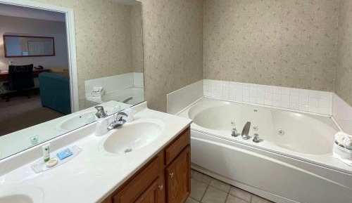 Deluxe Jacuzzi Suite
