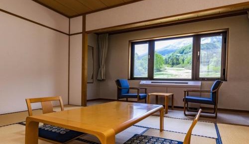 Japanese-Style Family Room with Mountain View - Non-Smoking