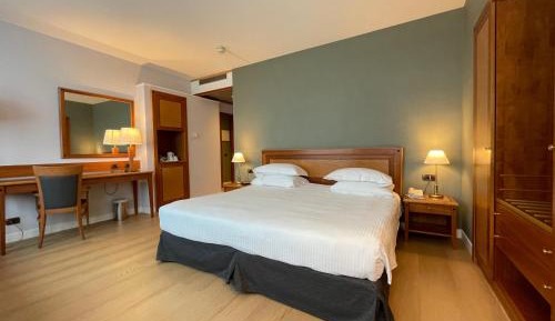 Premium King Room with Sofa Bed - Pet Friendly