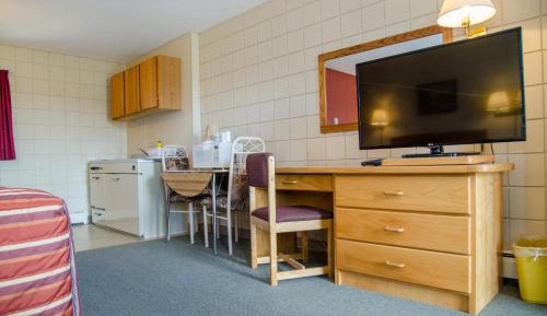 Queen Room with Kitchen- Non-Smoking