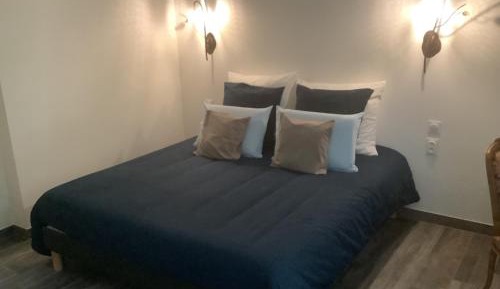 Deluxe Room (2 Adults + 1 Child)