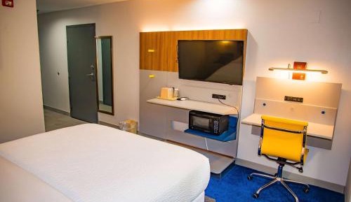 Queen Suite - Mobility/Hearing Accessible - Non-Smoking