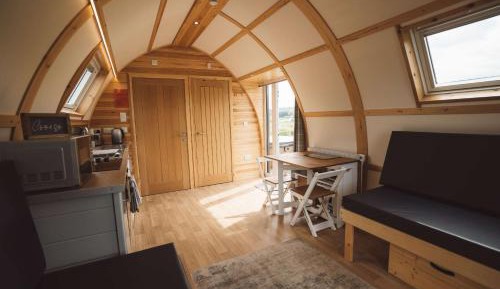 Large Cabin with Hot Tub