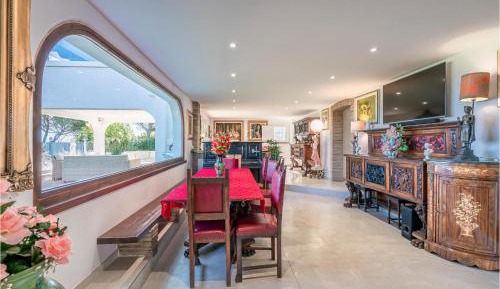 Thirteen-Bedroom Holiday home