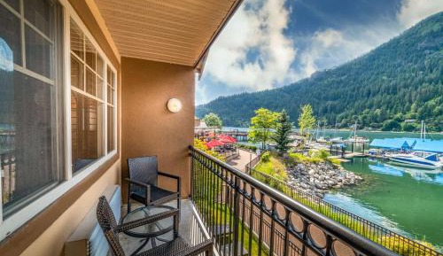 Queen Room with Two Queen Beds and Spa Tub - Balcony/Lake View