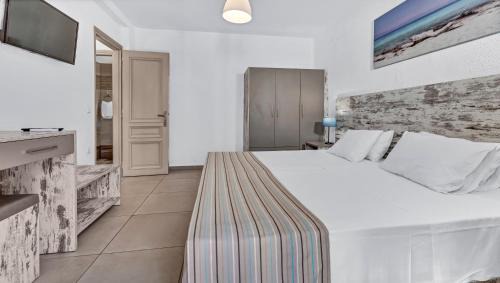 Junior Suite (Quadruple) Bedroom & Living Room