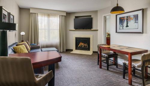 Deluxe One-Bedroom King Suite