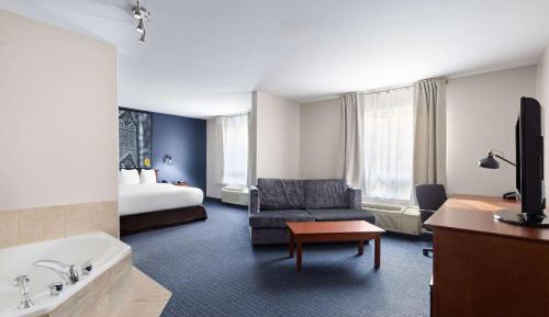 Deluxe King Suite with Spa Bath - Non-Smoking