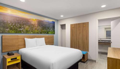 Queen Room with Mobility/Hearing Access, Bathtub with Grab Bars, Non-Smoking