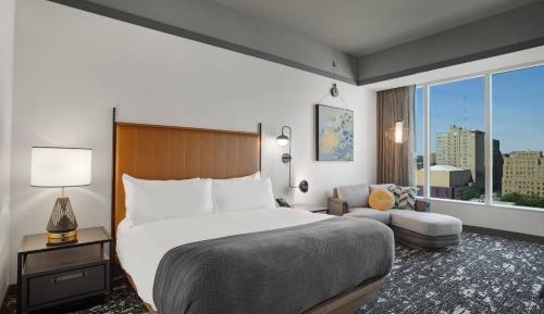 Standard Guest room with 1 King, City view