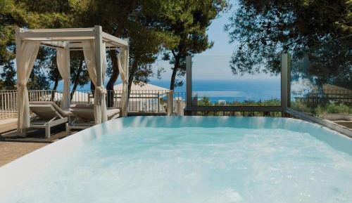 Deluxe Suite with Spa Bath