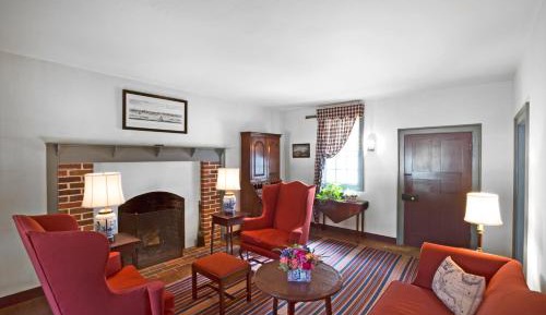 Two-Bedroom Deluxe Colonial House with Two Living Rooms 