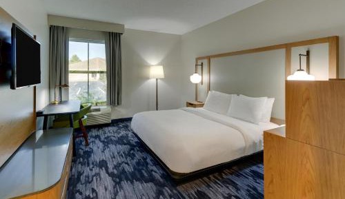 King Room with Adapted Tub - Mobility Accessible